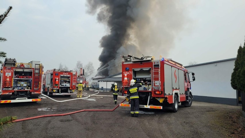 Pożar hali w Gostyni. Nie żyje jedna osoba