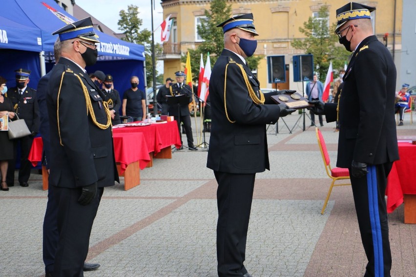 Strażacy z Lipna otrzymali sztandar. Zdjęcia i wideo z uroczystości na Placu Dekerta