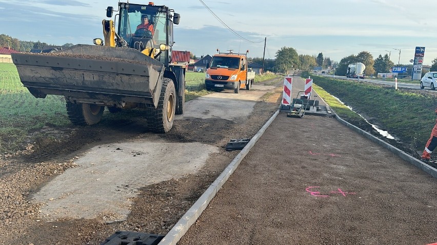 Trwa budowa ścieżki rowerowej Kochanowice-Lisów. Mieszkańcy...