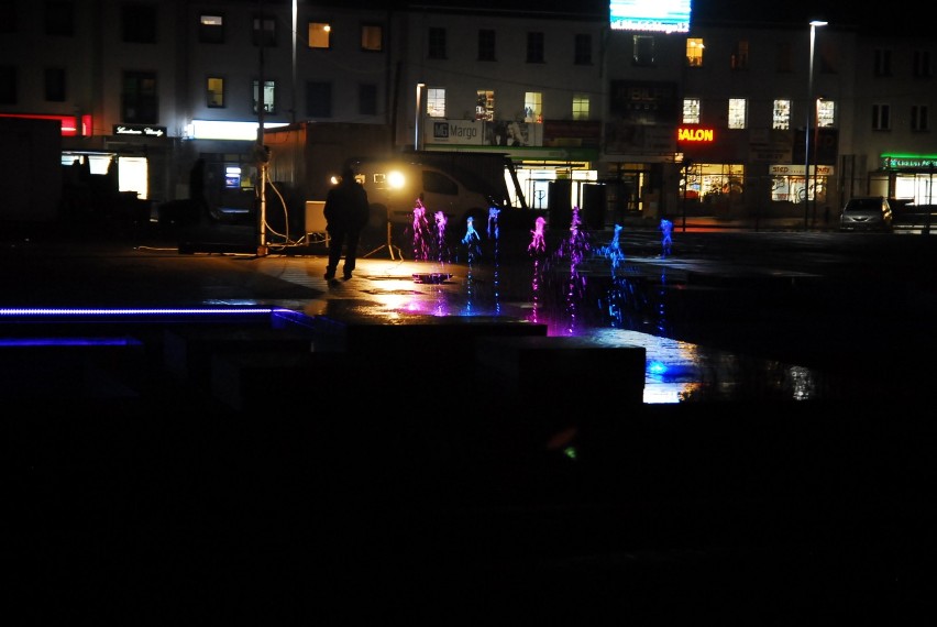 Kolorowe fontanny na placu Kościuszki w Tomaszowie przykuwają uwagę