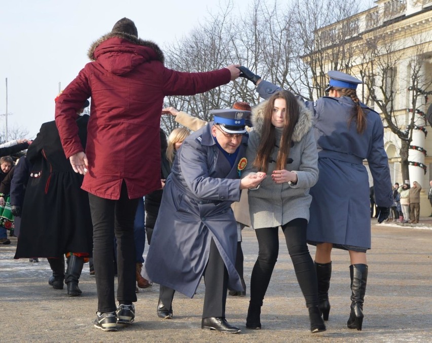 Ponad sto par zatańczyło poloneza na Starym Rynku w Łowiczu [ZDJĘCIA]