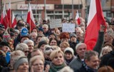 Wiwat dla Demokracji. Manifestacja na Rynku Staromiejskim w Koszalinie 