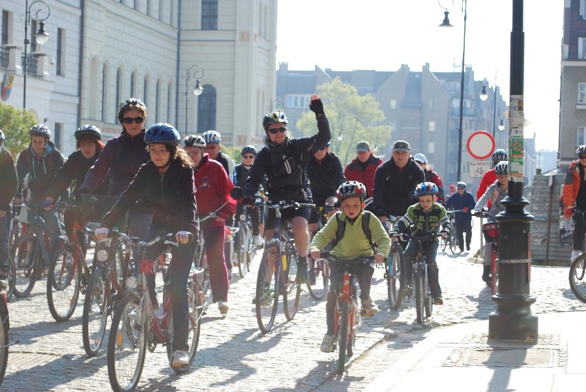 Głogów: Z okazji Dnia Ziemi 250 rowerzystów pojechało do Dalkowa. (ZDJĘCiA)