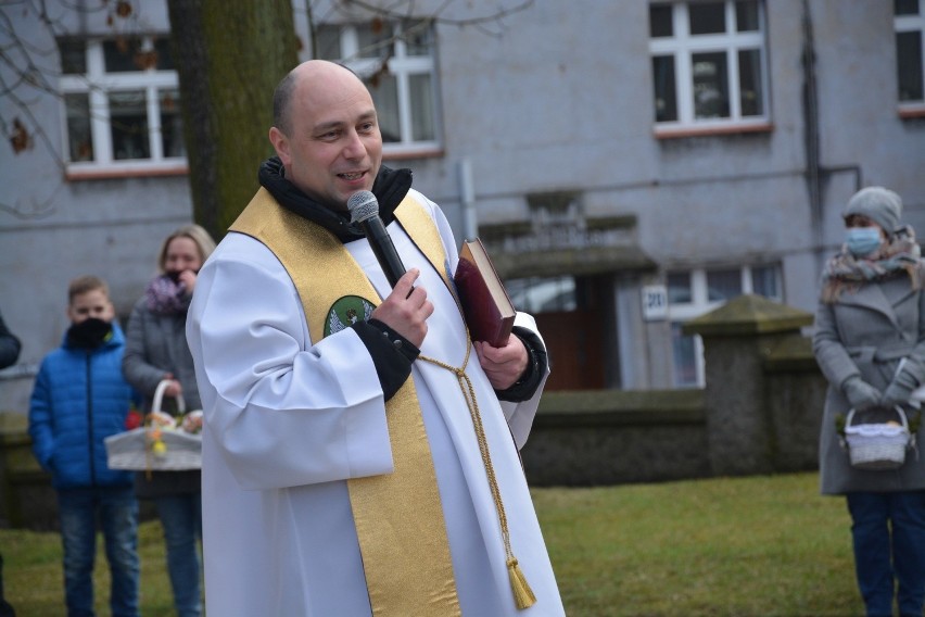 Święcenie pokarmów na wielkanocny stół w parafii w Kamieniu...