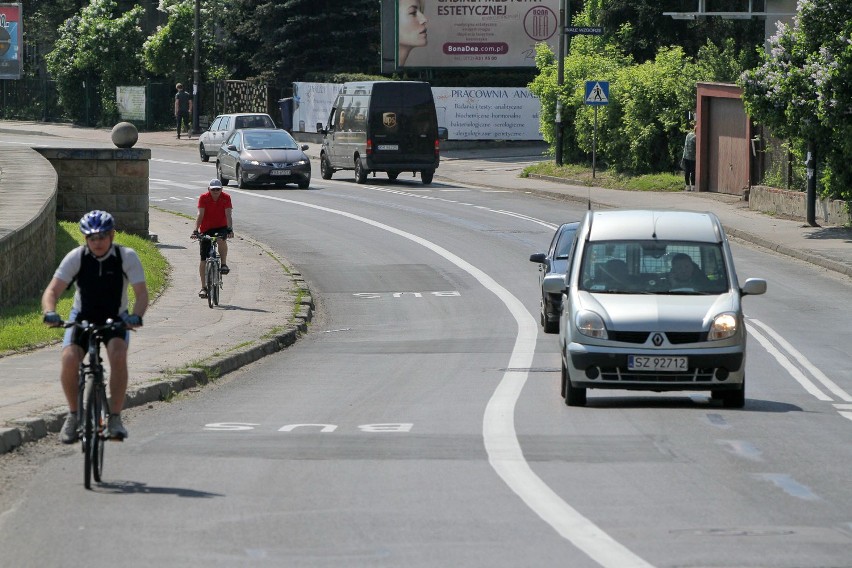 Wśród rozważanych opcji są pasy w ciągu Olszyny - Pilotów,...