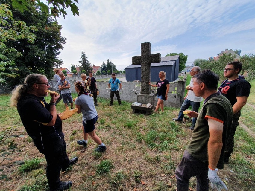 Sprzątanie cmentarza przy ul. Szczytnickiej w Legnicy