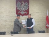 Kolejna umowa podpisana. Wkrótce rozpocznie się remont dróg gminnych Wierzchy - Kolonia Ostrowska - Świerczyna