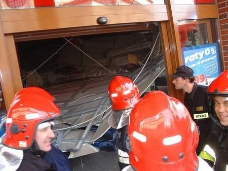 Na miejscu katastrofy w Lesznie pracowali między innymi strażacy z miejscowej jednostki. Fot. Ł. Zalesiński