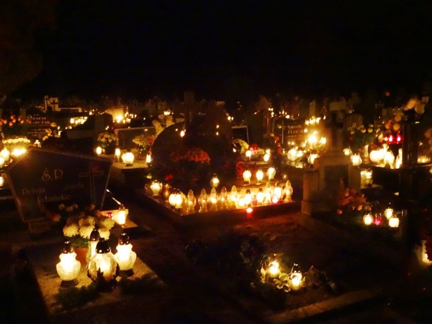 Wszystkich Świętych: Wieczorem ludzie odwiedzali groby