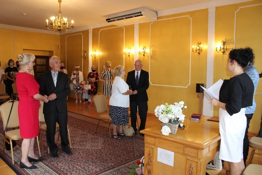 Medale otrzymali Ewa i Jerzy Zalewscy oraz  Janina i Roman...