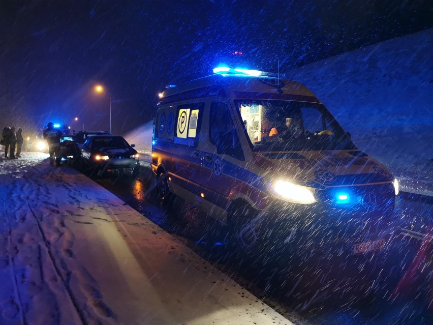 Pogarszają się warunki drogowe w Przemyślu. Na ul. Zadwórzańskiej kierująca renault uderzyła w tył mitsubishi [ZDJĘCIA]