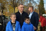 Olkusz. Prezydent Andrzej Duda z małżonką odwiedzili olkuski cmentarz. Trwają przygotowania do Wszystkich Świętych 2022. ZDJĘCIA