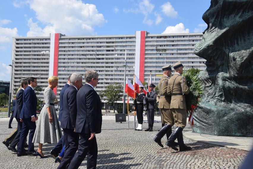 Prezydent Andrzej Duda, wraz z Pierwszą Damą, złożył w...