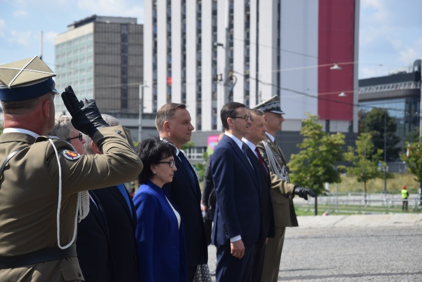 Prezydent Andrzej Duda, wraz z Pierwszą Damą, złożył w...