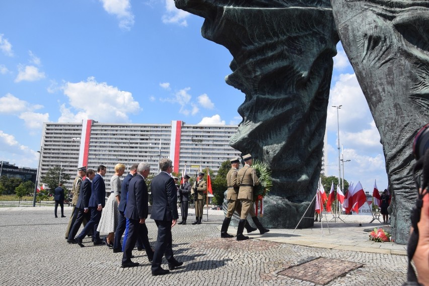 Prezydent Andrzej Duda, wraz z Pierwszą Damą, złożył w...