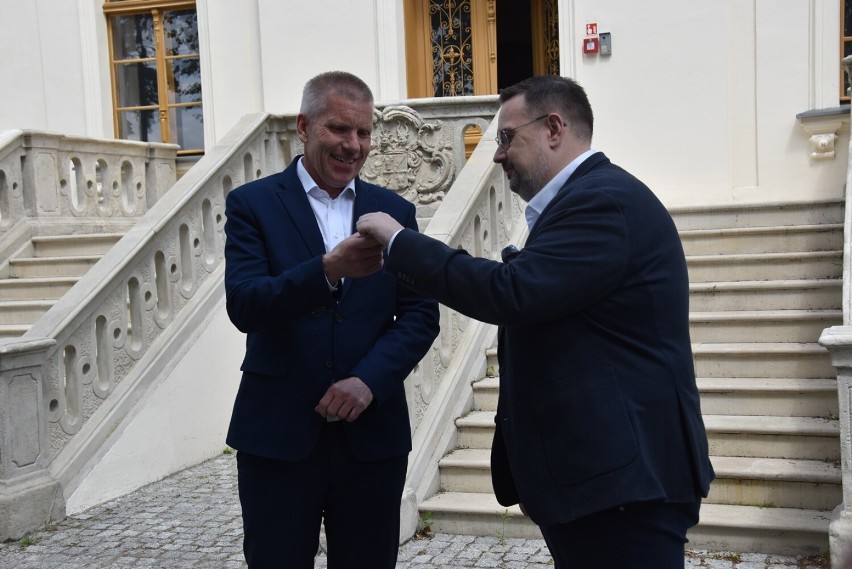 Burmistrz Łukasz Puźniecki przekazał klucze do pałacu...