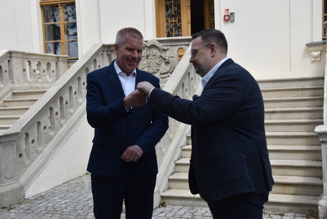 Burmistrz Łukasz Puźniecki przekazał klucze do pałacu Bogusławowi Godlewskiemu, dyr. CK Polkowice