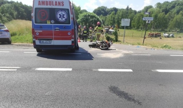 Na skrzyżowaniu ulic Krakowskiej i Zamkowej w Zatorze doszło do zderzenia samochodu osobowego z motocyklem