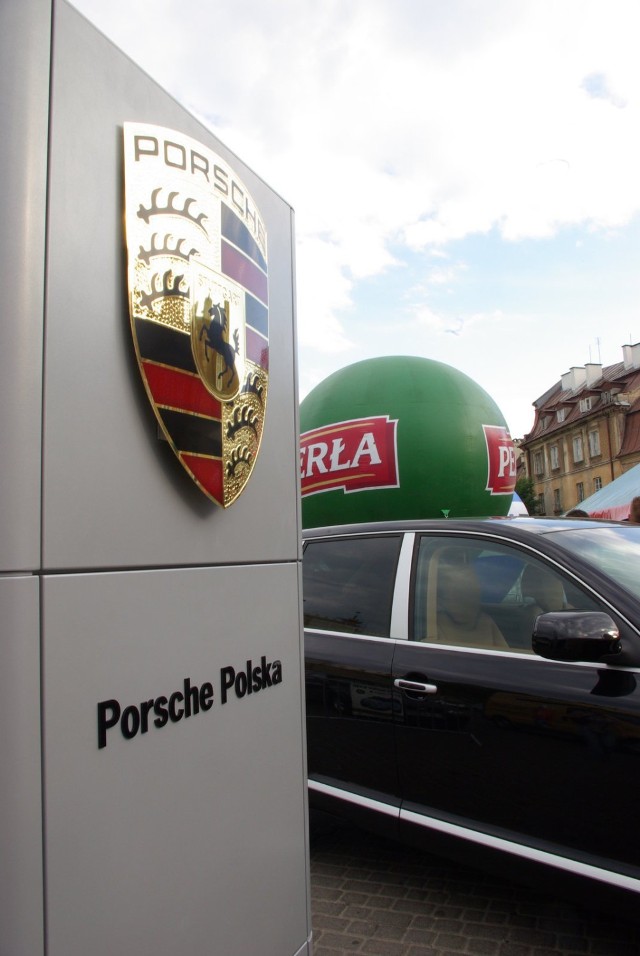 pierwszy dzień imprezy. Stoisko Porsche na placu Zamkowym.