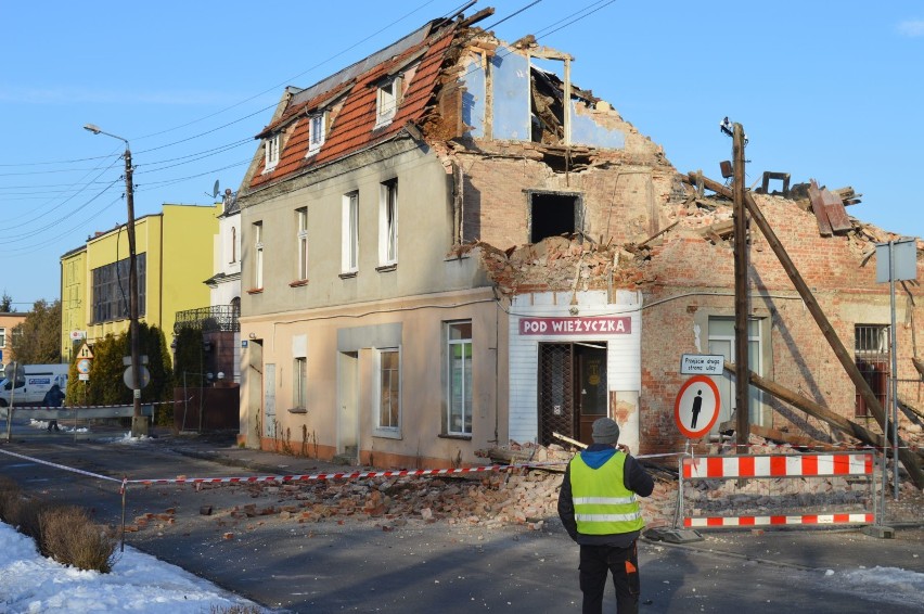 Trwa rozbiórka kamienicy przy ul. Targowej[ZDJĘCIA FILM]