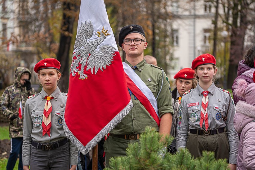 Odśpiewali hymn na plantach i złożyli kwiaty pod pomnikiem marszałka