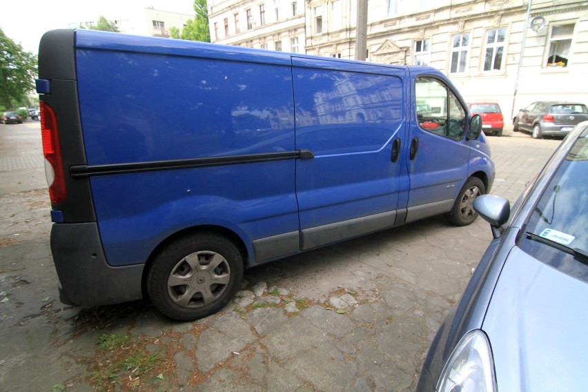 Kierowca poruszał się najprawdopodobniej Renault Trafic lub...