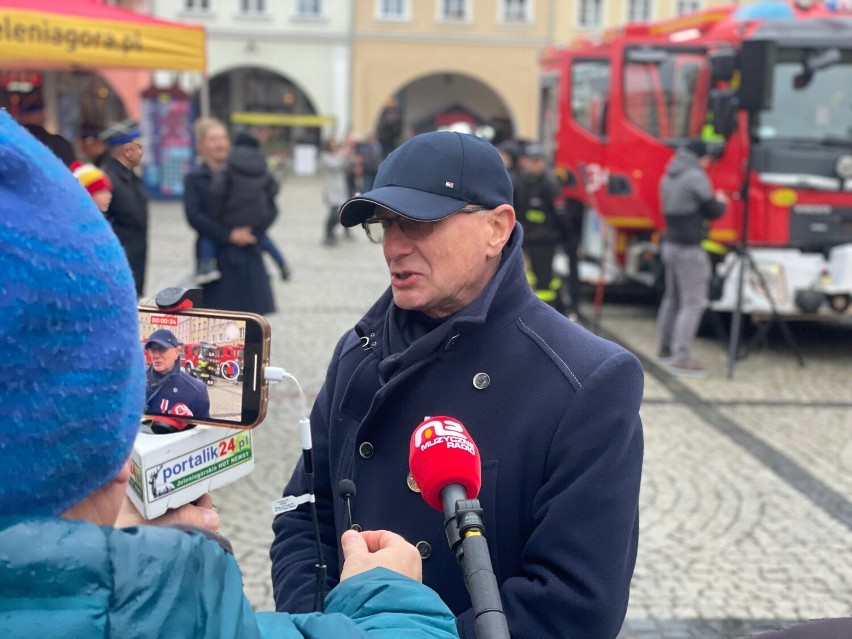 OSP Sobieszów z nowym wozem strażackim, a prezydent Jeleniej Góry ze złotym medalem za zasługi dla pożarnictwa