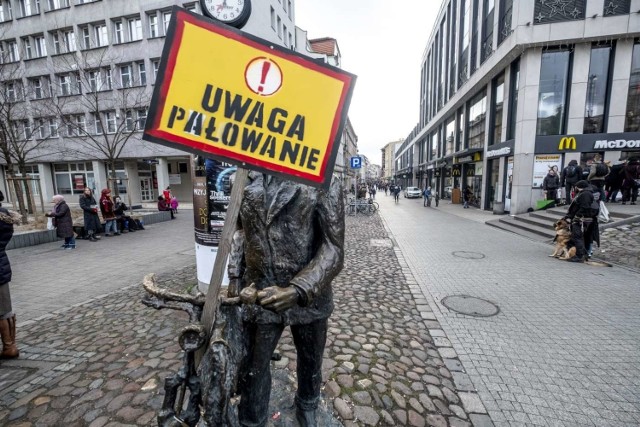 NIE dla specustawy Ministerstwa Rolnictwa! NIE dla pisania przepisów prawa pod myśliwych! Lasy dostępne dla wszystkich! - takie postulaty zgłaszali uczestnicy sobotniego protestu, który odbył się przed Starym Marychem w Poznaniu