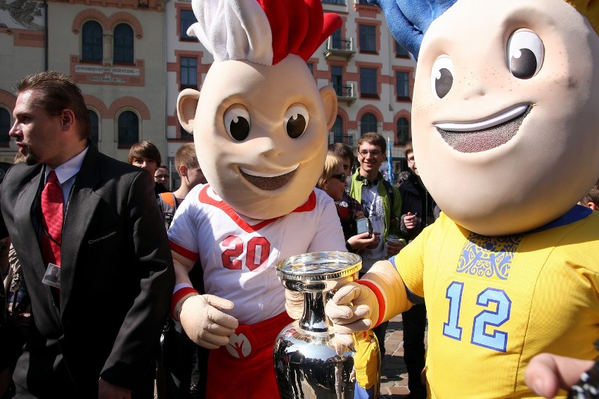 Euro 2012 w Krakowie: puchar mistrzów Europy na placu Szczepańskim [ZDJĘCIA]