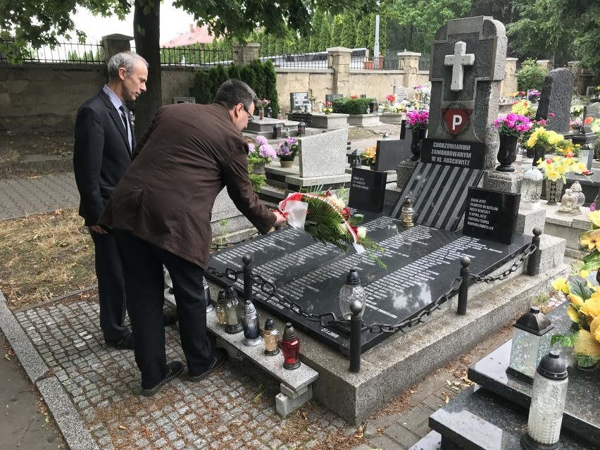 Urzędnicy z Chorzowa złożyli kwiaty na cmentarzu w Chorzowie Batorym. W ten sposób oddali hołd ofiarom obozów koncentracyjnych