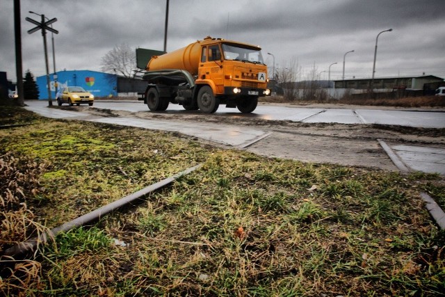 Trzy przejazdy przez tory na ul. Hutniczej znajdują się na wysokości hipermarketu Makro, przy skrzyżowaniu z ul. Piaskową, a także ul. Pucką. Najbardziej niebezpieczny wydaje się na pierwszy rzut oka ostatni z nich, bowiem nie jest zabezpieczony. Ale pociągi tamtędy już nie jeżdżą.