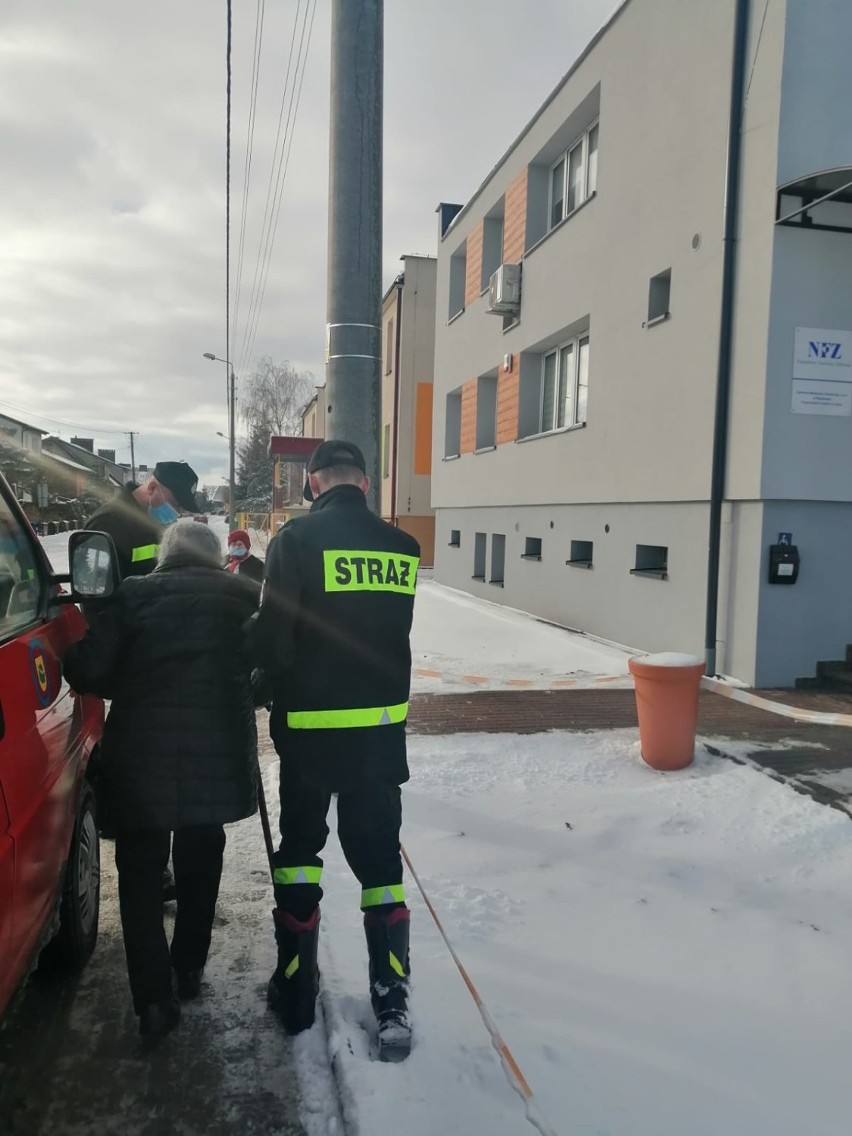  Strażacy z OSP Lipka i Batorowa dowożą seniorów na szczepienia 