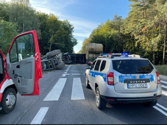 Na drodze krajowej nr 24 w Kamionnie przewrócił się ciągnik razem z naczepą (1.10.2021).