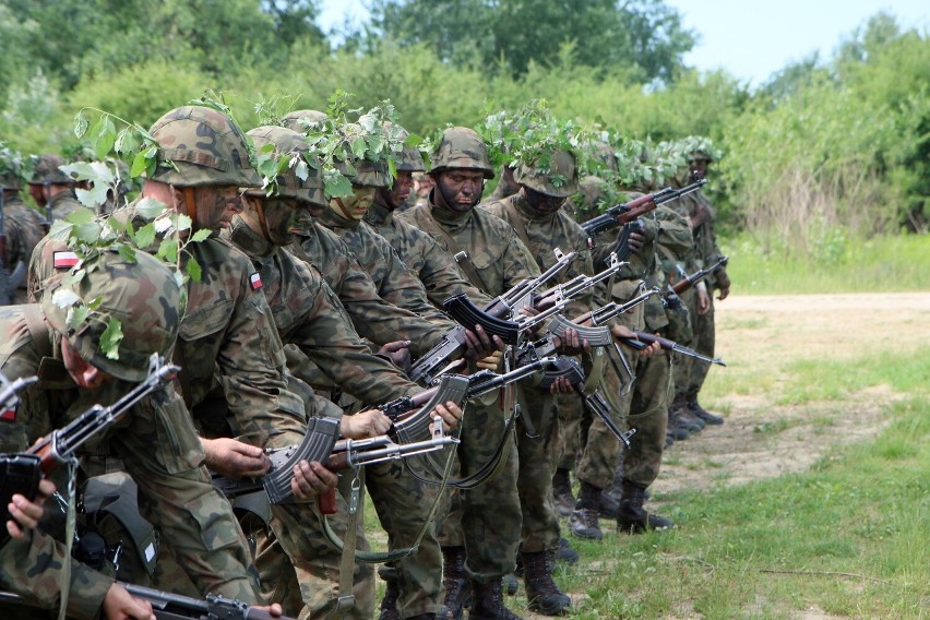 Poligon szkoleniowy „Zajezierze”. Ćwiczenia taktyczne żołnierzy z kompanii Dobrowolnej Zasadniczej Służby Wojskowej. Fotorelacja