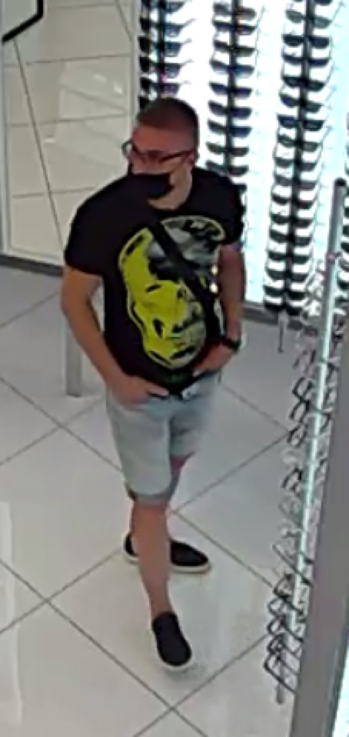Gdynia: Mężczyzna zamieszany w kradzież okularów poszukiwany jest przez policję. Ujawniono jego wizerunek 