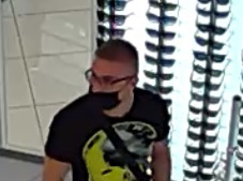 Gdynia: Mężczyzna zamieszany w kradzież okularów poszukiwany jest przez policję. Ujawniono jego wizerunek 