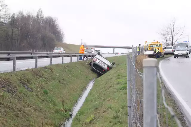 Wypadek na S1 w Skoczowie. Samochód dachował i wpadł do rowu.