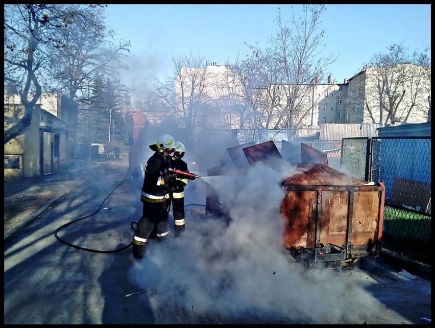 Pożar kontenera na śmieci przy ulicy Zamenhofa. Zdjęcia z...