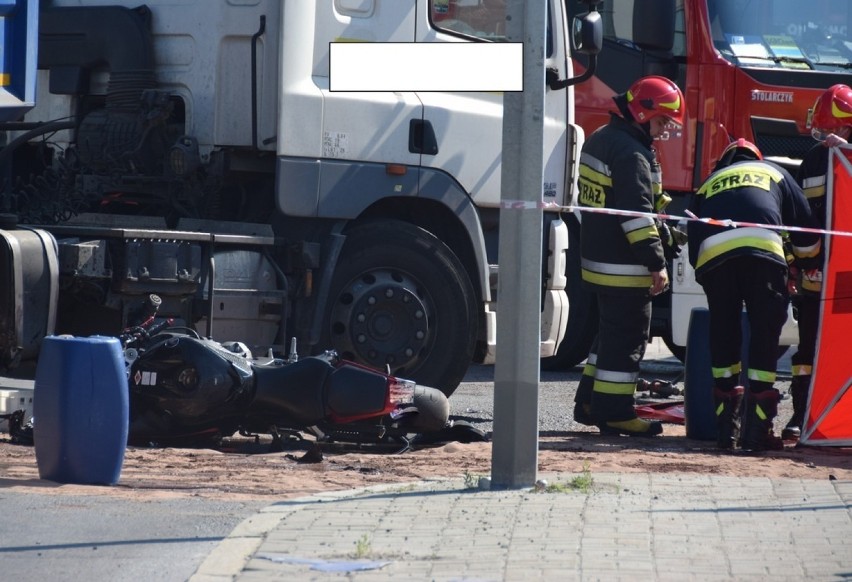 Tarnów. Wypadek na Krakowskiej. 23-letni motocyklista zginął po zderzeniu z ciężarówką [ZDJĘCIA]