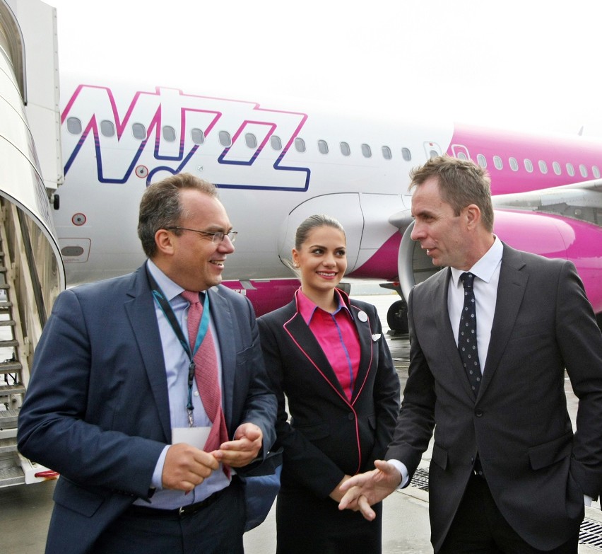 Prezes Wizz Air József Váradi (z prawej) i Dariusz Kuś, szef...