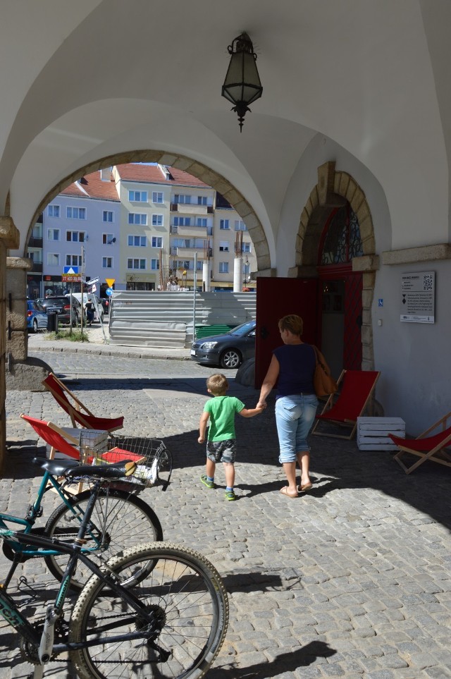 W podcieniach dzisiejszego Domu Wagi niegdyś stała... waga właśnie. Na której podczas odpustów, targów i jarmarków ważono wszystkie, a bynajmniej większość towarów wyrabianych przez tutejszych rzemieślników.