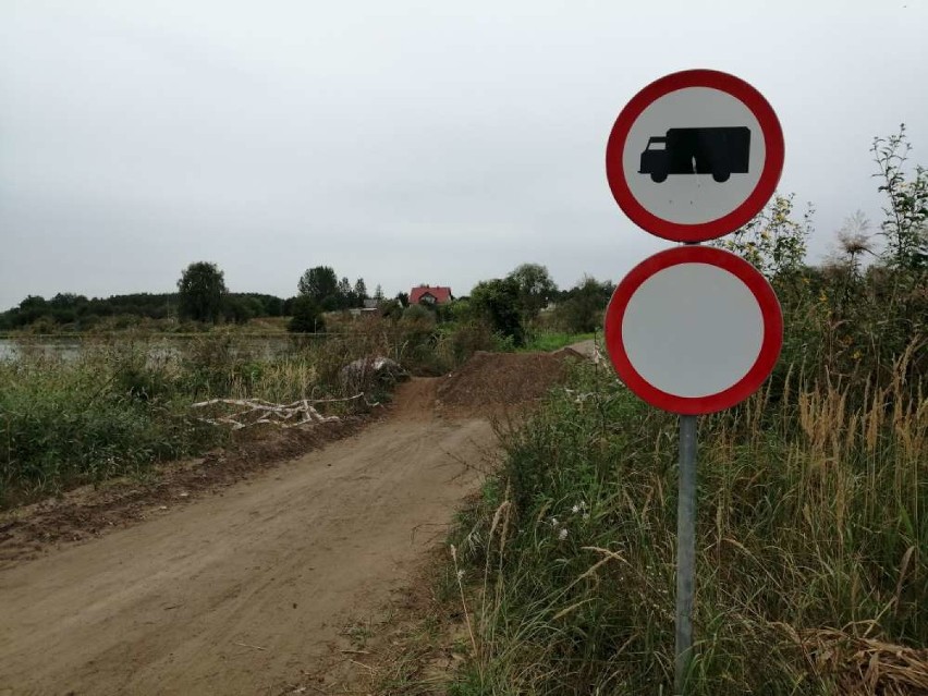 Zasypano przejazd przez teren stawów rybnych w Skokach [ZDJĘCIA]