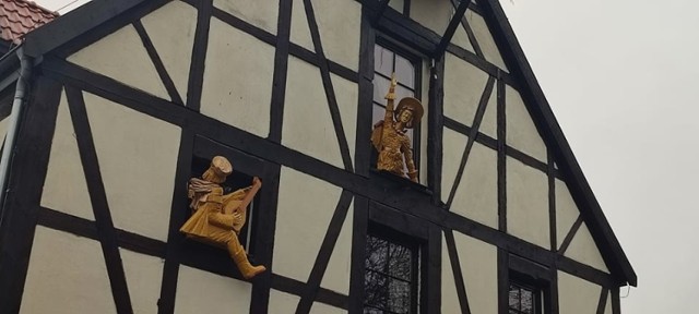 Romeo i Julia - rzeźby Stanisława Lejkowskiego już zainstalowane w oknach Starego Spichrza w Chełmnie