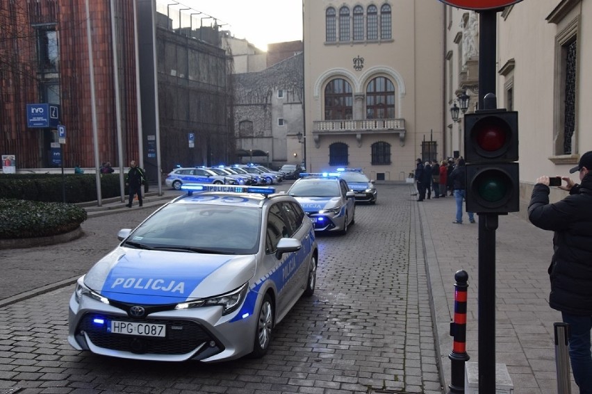 Kraków. Nowoczesne hybrydowe radiowozy dla policji [ZDJĘCIA, WIDEO]