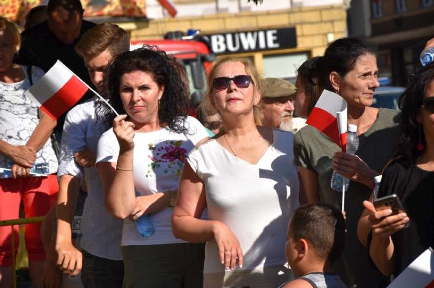 Prezydent Andrzej Duda z wizytą w Ostrowie Wielkopolskim. Mieszkańcy zaśpiewali mu "Sto lat!", choć niektórzy skandowali "Konstytucja!"
