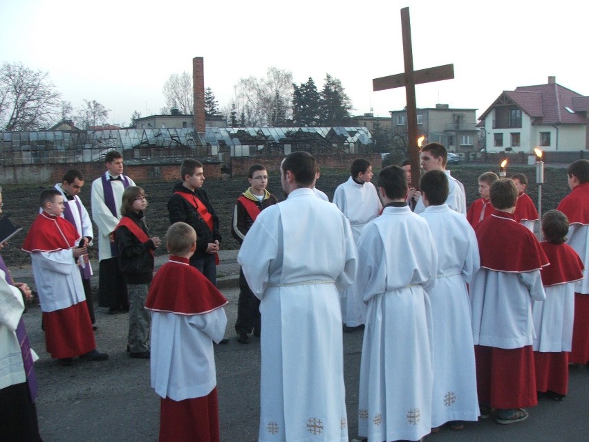 PLESZEW - Droga Krzyżowa ulicami parafii