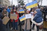 Równo rok temu mieszkańcy Poznania protestowali po nocnych atakach na Ukrainę. Zobacz, co wtedy działo się pod konsulatem Rosji