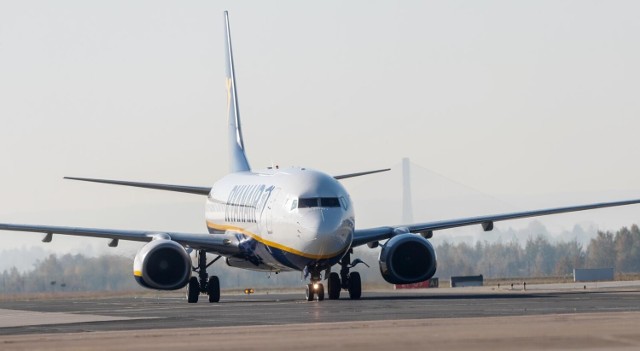 Ryanair oferuje pasażerom tanie bilety lotnicze do 100 zł. Chętni muszą się spieszyć, bo promocja trwa tylko do północy 9 czerwca 2022 roku. Gdzie można polecieć za grosze?