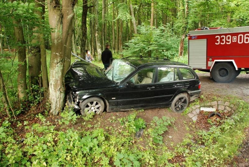 Jodłowno: Nietrzeźwy kierowca uderzył drzewo na 221. Trzy osoby zostały ranne