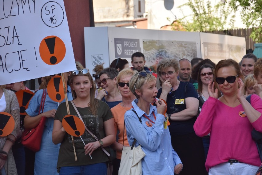 Rybnik wspiera nauczycieli. Pikieta przed Urzędem Miasta